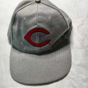 🦋 APC Cincinnati Reds Adjustable Cap Gray With Red C